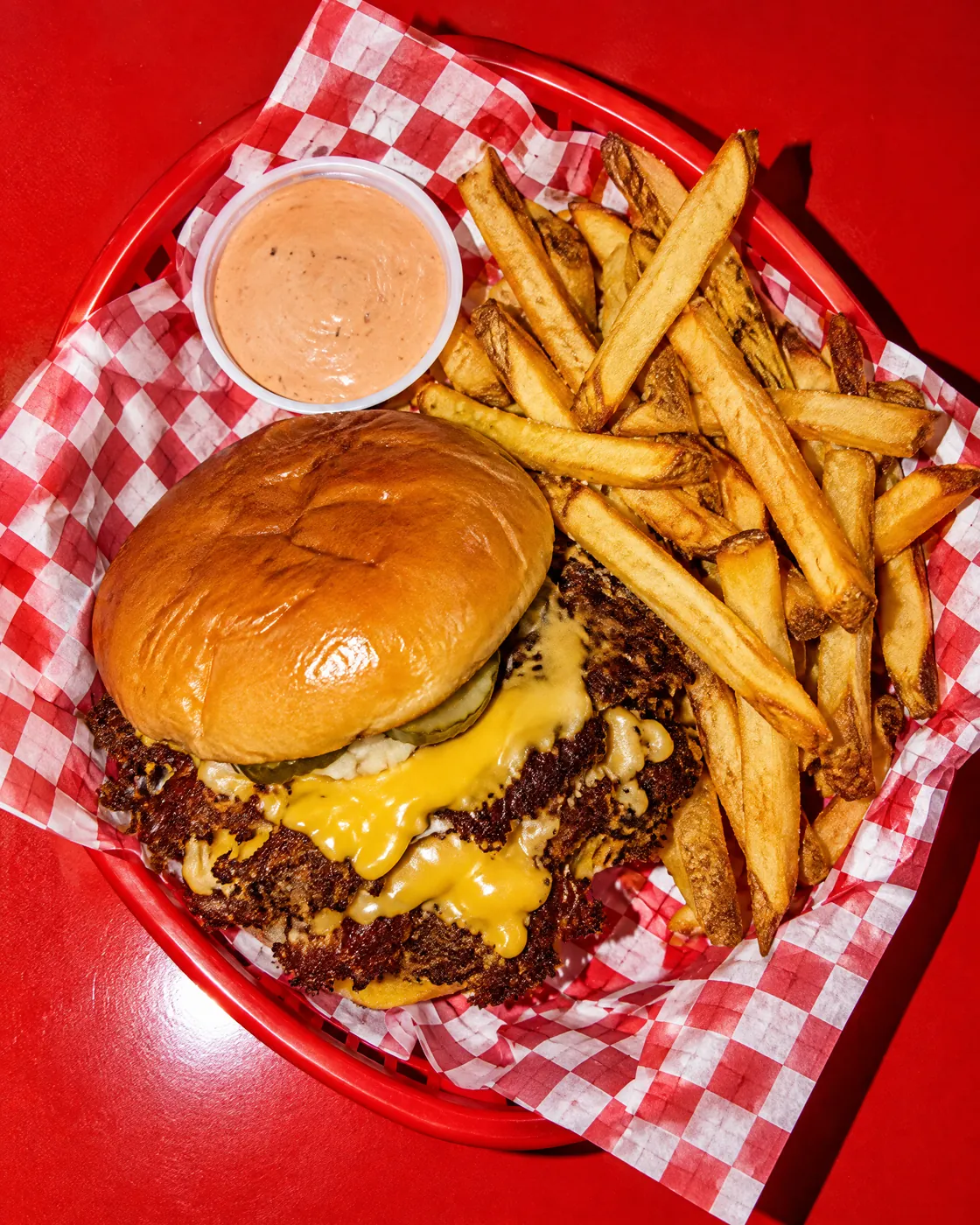 Smash Burger auf dem Tablett