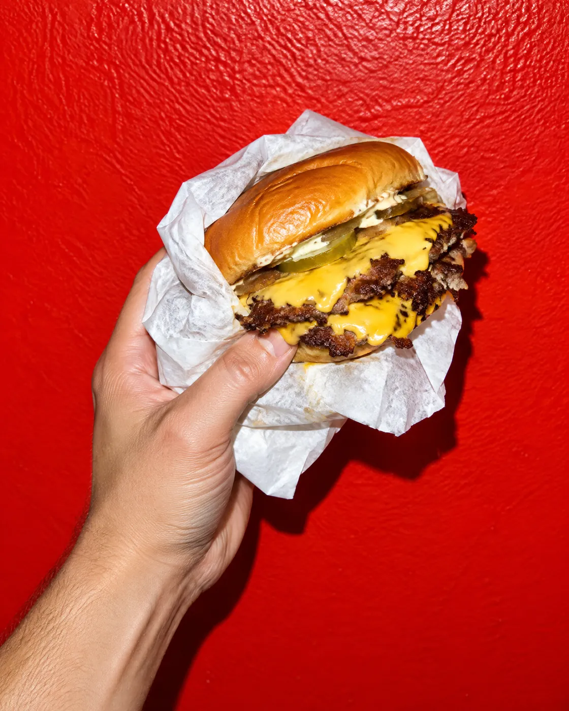 Burger in der Hand